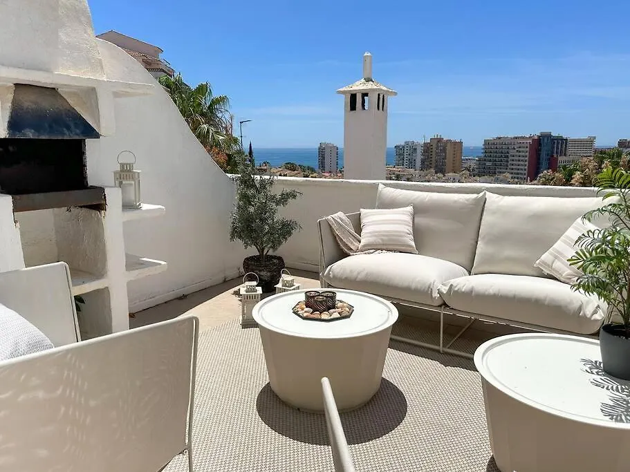 Elegant 2-Bedroom Apartment With Beautiful Views contacts