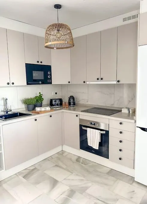 Elegant 2-Bedroom Apartment With Beautiful Views ベナルマデナ