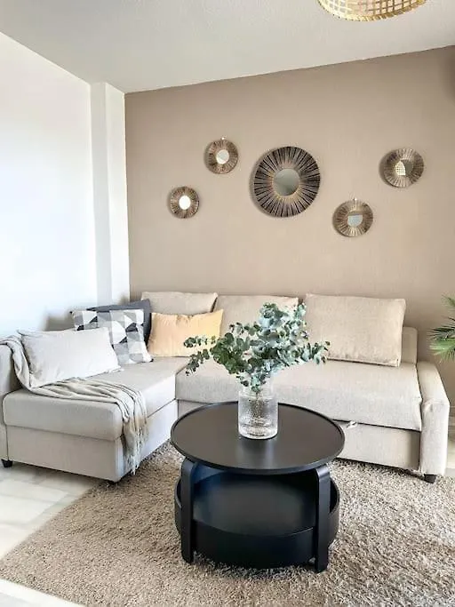 Elegant 2-Bedroom Apartment With Beautiful Views ベナルマデナ