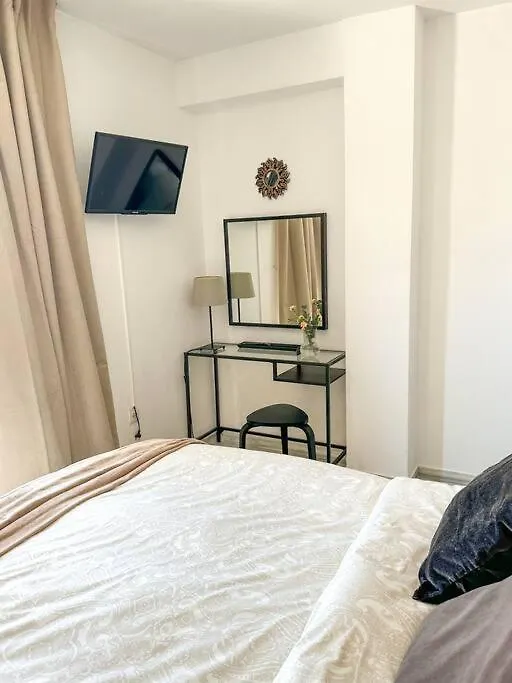 Elegant 2-Bedroom Apartment With Beautiful Views ベナルマデナ