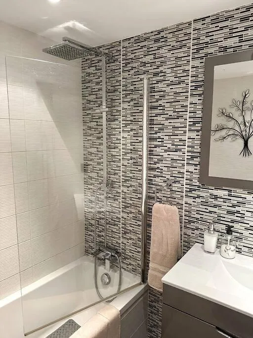 Elegant 2-Bedroom Apartment With Beautiful Views ベナルマデナ 0*,  スペイン